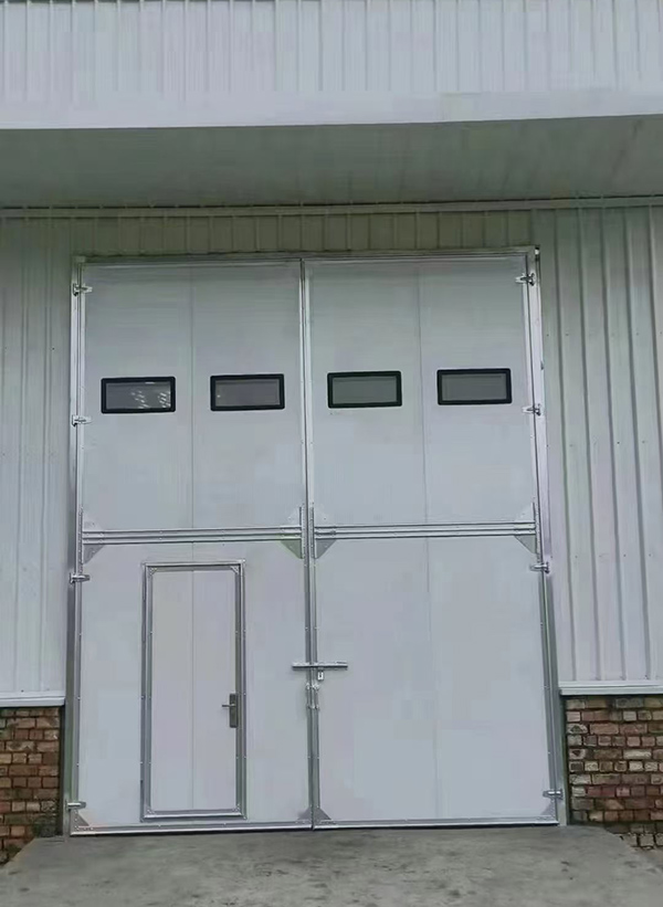 久治工业门在设备装配车间出入口的实施记录